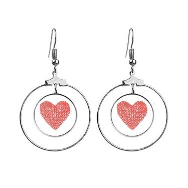 Imagem de Brincos de coração rosa com desenho de grafite para o Dia dos Namorados com pingente de argola