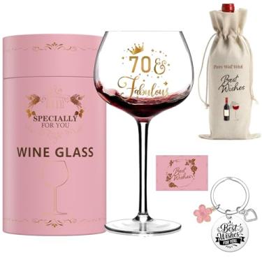 Imagem de GALOFAY Presentes de taças de vinho de 70º aniversário para mulheres, conjunto de taças de vinho tinto com palavras de arte personalizadas, pacote de presente rosa com taça, saco de vinho, chaveiro e