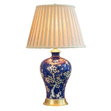 Imagem de Abajur de mesa moderno e luxuoso em cerâmica azul e branca, com acabamento em tecido, ideal para decoração de sala de estar, sala de jantar e quarto. Fabricado em porcelana de Jingdezhen.