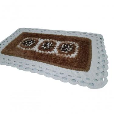 Imagem de Tapete De Crochê Branco E Marrom Artesanal