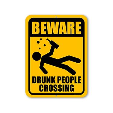 Imagem de Honey Dew Gifts, Beware Drunk People Crossing, 23 cm x 30,5 cm, feito nos EUA, placa de metal, placas de parede engraçadas, placa de bebida, presentes de álcool, placas de bar de metal engraçadas, HDG