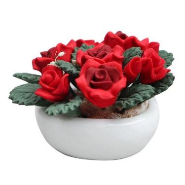 Imagem de Rosas vermelhas de argila em miniatura em vaso de cerâmica para casa d