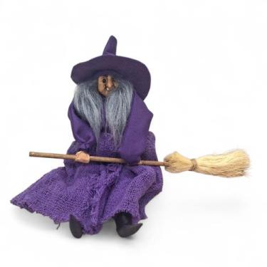 Imagem de Enfeite Bruxa com Vassoura para Pendurar Roxinha 23 cm - Flash