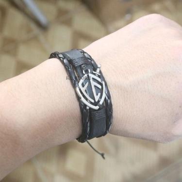 Imagem de 1 pulseira bracelete de couro legitimo marrom preto com pingente escud