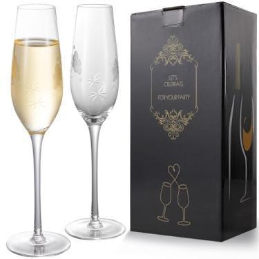 Imagem de VARLKA Taças de champanhe, taças de champanhe de casamento para noivas e noivos, conjunto de 2 com nuvens românticas gravadas e design de estrelas, decorações de aniversário de chá de panela