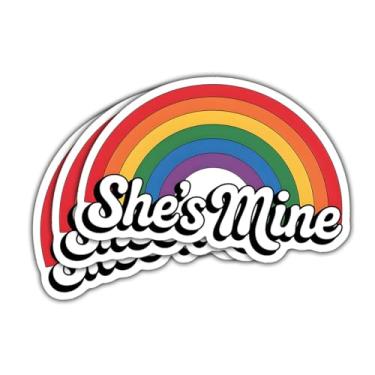 Imagem de Adesivo de orgulho lésbico arco-íris She's Mine, 3 peças, fofo, LGBTQ+, decalque de vinil para meninas, adolescentes, adultos, laptop, scrapbook, caderno, garrafa de água, carro, acessórios Pride