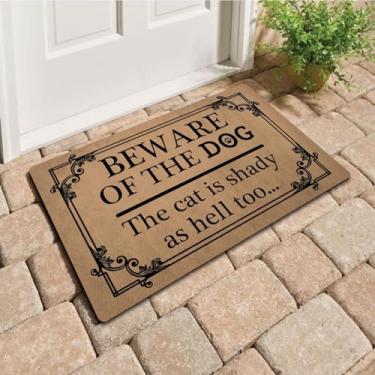 Imagem de Tapete de boas-vindas FXGZHAO 76,2 cm (C) x 45,72 cm (L) Tapete de porta divertido para tapetes de entrada para ambientes internos antiderrapantes e tapetes de cozinha, Beware of the Dog the Cat is Shady as Hell Too Funny Welcome Door Rugs Novelty Door Mat
