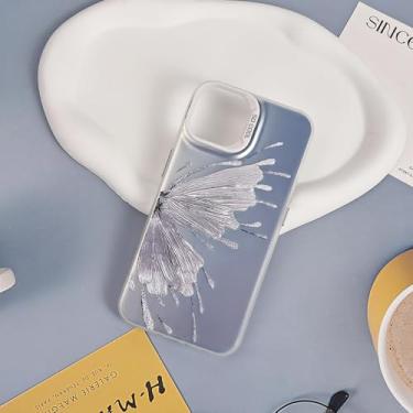 Imagem de Capa de celular com asas espalhadas de borboleta, fundo prateado, compatível com iPhone 15, moldura de câmera elevada para proteção aprimorada da lente da câmera