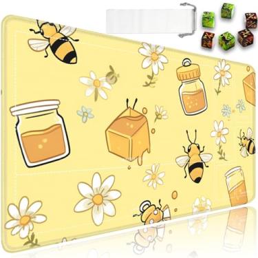 Imagem de Tapete de jogo MTG com zonas, tapete de jogo de cartas de superfície lisa de 61 x 35 cm, para tapete de jogo TCG com bolsa de armazenamento e 6 dados, padrão amarelo de abelha fofa e pote de mel para