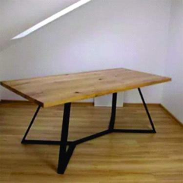 Imagem de Mesa de jantar com tampo de madeira e pés em triângulo para dentro