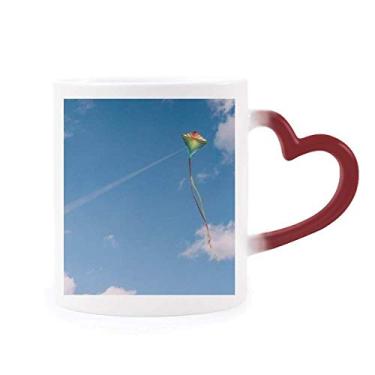 Imagem de Caneca de kite sensível ao calor azul céu nuvens brancas muda de cor vermelha copo de grés