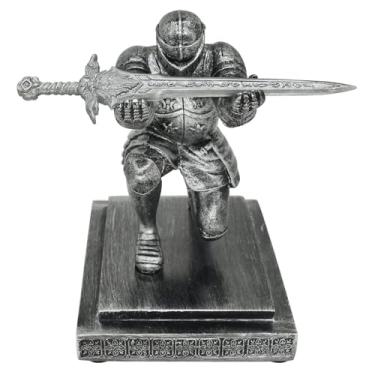 Imagem de YABOYUGO porta-canetas de cavaleiro, organizadores de mesa legais de guerreiro blindado medieval, capa de líder de guarda, pesos de papel, centurião romano ajoelhado, enfeites de mesa de esc
