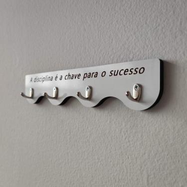 Imagem de Porta Chaves em MDF - Disciplina - 4 Ganchos- Branco e Prata - Okiitec