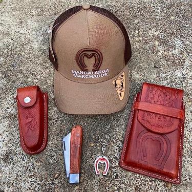 Imagem de Kit country de couro legitimo com 5 peças - boné mangalarga, capinha de celular, canivete, bainha de canivete, e chaveiro mangalarga todos com materiais super resistentes (Havana)