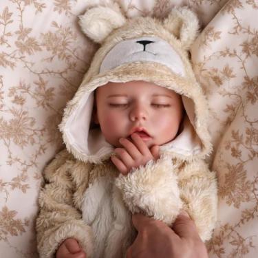 Imagem de Reborn Baby Doll BABESIDE Drink & Wet 43 cm com roupa de urso