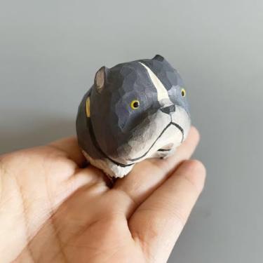 Imagem de ShaoAngDuoMi Estátua de Pit Bull cinza de madeira esculpida à mão – Estatueta pequena de buldogue americano, escultura de cachorro de madeira colecionável, presente exclusivo para amantes de buldogue