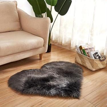 Imagem de Tapete fofo em forma de coração de pele sintética para sala de estar e quarto, tapete macio de pelúcia para decoração de pés peludos para cabeceira cinza escuro - 60 x 60 cm