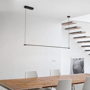 Imagem de Luminária pendente LED linear para ilha de cozinha, com intensidade ajustável e controle remoto, ideal para sala de jantar, bar, mesa de jantar ou escritório. Possui cúpula branca e altura r