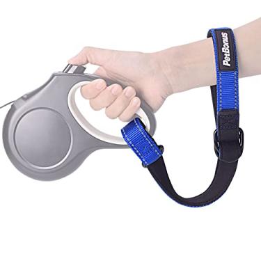 Imagem de PetBonus Correia de pulso de segurança para cães para coleira retrátil para cães, design refletivo e alça acolchoada macia ajustável, camada extra de segurança para carrinho de bebê (Azul)