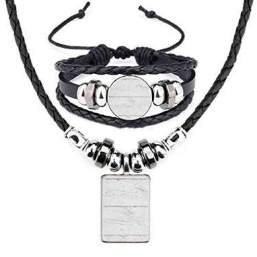 Imagem de Conjunto de joias de pulseira de couro com textura áspera para piso de madeira branca