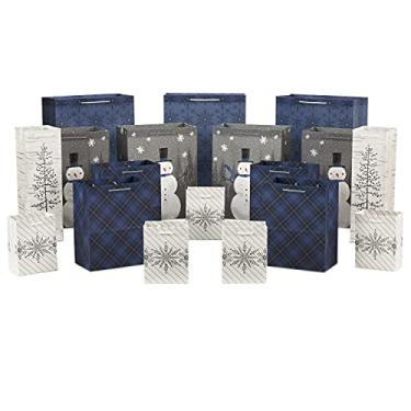 Imagem de Hallmark Sacos de presente de Natal azul e prata tamanhos variados (18 sacos de presente: 5 pequenos 12,7 cm, 4 médios 20,3 cm, 4 grandes 28 cm, 3 GG 35,5 cm, 2 sacos de garrafa) flocos de neve, árvore, boneco de neve, xadrez