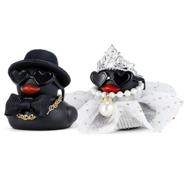 Imagem de BOZILY 2 peças de patos de borracha para noiva e noivo preto, conjunto de decoração de pato de borracha DIY com acessórios (chapéu, coroa, óculos, correntes, gravata borboleta, saia) para painel de