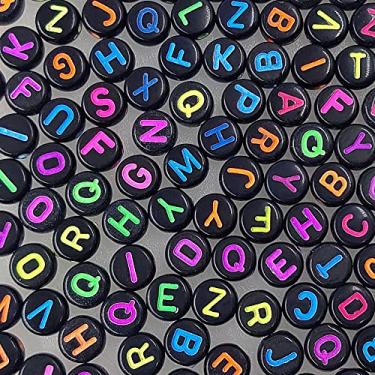 Imagem de 500 peças de 4 x 7 mm preto redondo acrílico letras do alfabeto A-Z contas soltas em forma de plástico misto para fazer joias, pulseiras, colares e chaveiros (colorido no preto)