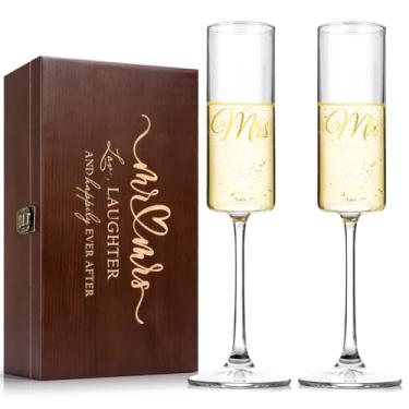 Imagem de Conjunto de 2 taças de champanhe Mr and Mrs, taças de champanhe de cristal para noivas e noivos, chá de noiva de noivado e presentes de registro para casais recém-casados, copos de brinde de