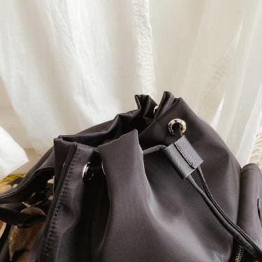 Imagem de Bolsa Bucket com detalhe de ponto minimalista