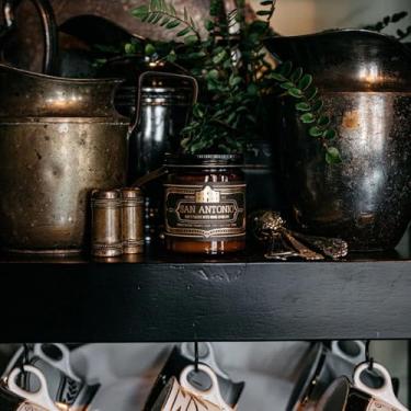 Imagem de Jackson Vaughn Vela perfumada do Texas | Velas de aromaterapia de longa duração, fragrância de luxo, presentes de olíbano, bálsamo, patchouli, mirra, sândalo, queima de 40 horas 255 g (San Antonio)