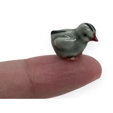 Imagem de WitnyStore Estatueta de galo de galinha em pé cinza minúscula de pintinho de galinha - Miniatura feita à mão, aves domésticas, aves domésticas, animais de fazenda, porcelana, figuras colecionáveis