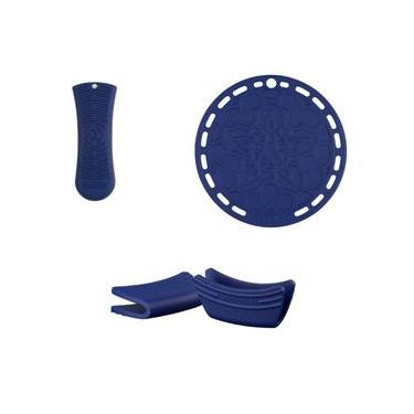 Imagem de KIT LE CREUSET 2 PEGADORES DE ALÇAS 1 LUVA PARA CABO E 1 SUPORTE FRENCH DE SILICONE AZURE BLUE