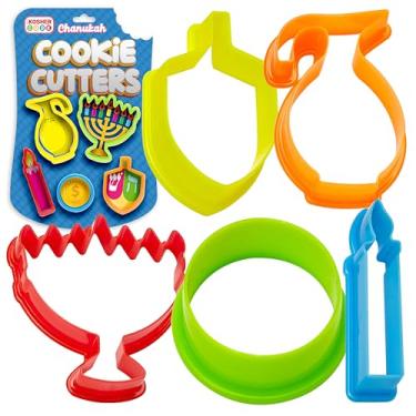 Imagem de Conjunto de cortadores de biscoito Chanukah – 5 peças – Menorah, Dreidel, jarra de óleo, Chanuka Gelt e cortadores de plástico em forma de vela – panelas e utensílios de cozinha Chanukah da The Kosher Cook