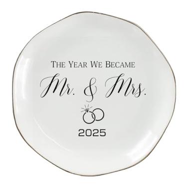 Imagem de Prato de anel The Year We Became Mr & Mrs 2025 - elegante suporte de anel de cerâmica para presentes de noivado, casamento e chá de panela - lembrança de lua de mel para amigos, recém-casados e