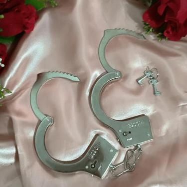 Imagem de kit 2 pares de algema brinquedo sexual de metal alumínio leve fácil manuseio com chaves brincadeira casal erótico