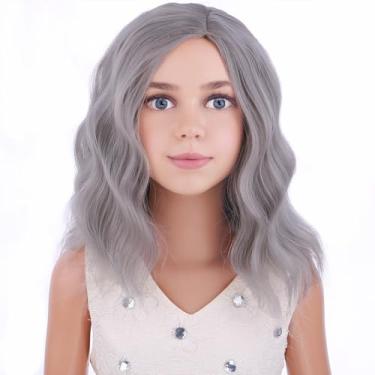 Imagem de PATTNIUM Crianças Peruca Meninas Peruca Cinza Velha Senhora Cinza Vovó Peruca Para Crianças Curto Encaracolado Ondulado Cinza Criança Peruca Resistente Ao Calor Peruca Sintética Com Touca De Peruca