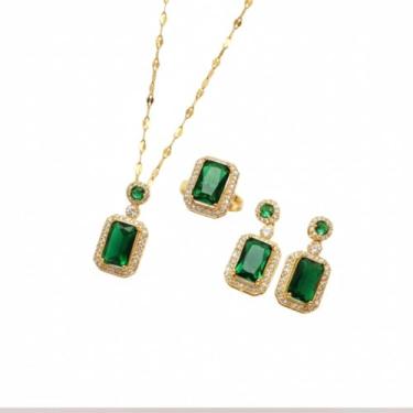 Imagem de CONJUNTO DE BIJUTERIAS FINAS FEMININAS RÉPLICAS DE ESMERALDA COM BRILHO COLAR BRINCOS E ANEL REGULÁVEL