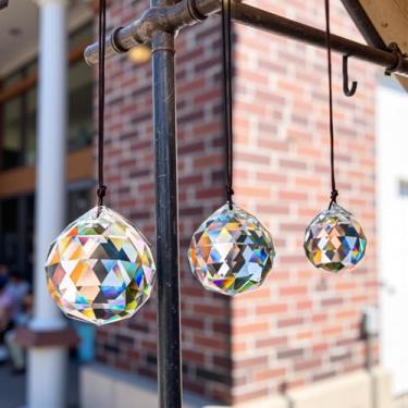 Imagem de Conjunto de 3 peças de prisma de cristal - bolas de vidro facetadas de 30/40/50 mm para efeitos de luz arco-íris | Apanhadores de sol para decoração de casamento e eventos