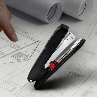 Imagem de Grampeador resistente, capacidade para 50 folhas, todo de aço com base antiderrapante e guia de papel