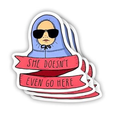Imagem de (3 peças) Adesivo She Doesn't Even Go Here com frases motivacionais sarcásticas com citação humorística decalque de vinil para Kindle, laptop, garrafa de água, capacete rígido de telefone, adesivo de