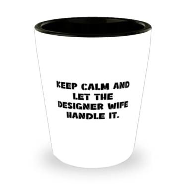 Imagem de Presentes inspiradores para esposa, Keep Calm and Let the Designer Wife Handle It, copo de shot para esposa do marido