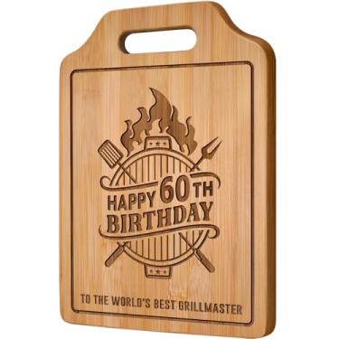 Imagem de AceThrills Presentes de feliz aniversário de 60 anos para homens presentes de aniversário, ideias de presente de aniversário de 60 anos da Grillmaster - Tábua de corte de bambu gravada 30 cm C × 21 cm