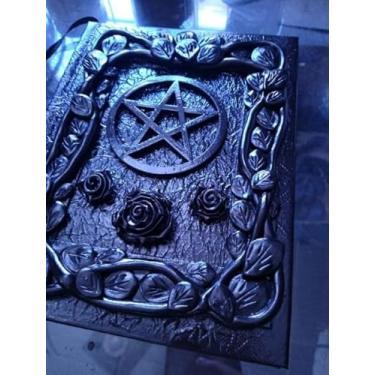 Imagem de Grimório Artesanal em Alto Relevo, Livro de Anotações com Pentáculo e Rosas, Negro, Costurado à Mão, 22,5 x 15,5 cm, Folhas Negras e Brancas para Rituais e Diário