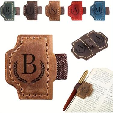 Imagem de Marcador de livro personalizado com suporte de caneta com 26 letras Marcador magnético de couro personalizado, clipe de marcador de nome personalizado com inicial para homens e mulheres, presentes