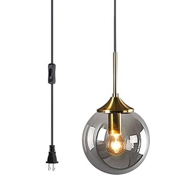 Imagem de Luminária pendente moderna com plugue, globo de vidro cinza fumê, detalhes em latão dourado, ideal para ilha de cozinha, hall de entrada e sala de jantar (cinza fumê).
