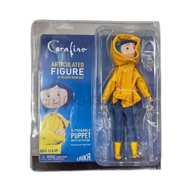 Imagem de Boneca Articulada Coraline Jones Com Camisa Listrada E Casaco De Chuva