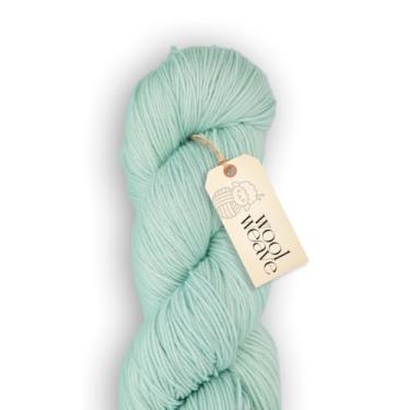 Imagem de Woolweave Fio de peso para dedos – Fios de meia tingidos à mão, 75% lã de merino extrafina e 25% poliamida, 100 g de novelo, 438 jardas – Leve, macio e durável fio verde claro para tricô e crochê