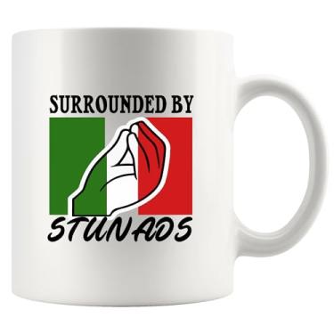 Imagem de Cercado por Stunads Italiano Itália Presentes de Amigos Cidadãos Italianos Mãe Pai Namorado Namorada Esposa Marido Irmã Irmão Nova Cidadania Caneca de Cerâmica