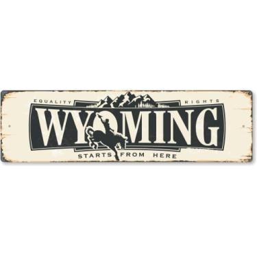 Imagem de SmartSign Placa de metal vintage do estado de Wyoming de 10 x 35,5 cm "Direitos de igualdade começam a partir de aqui", alumínio à prova de ferrugem de 40 mm com sobretudo transparente, decoração de parede retrô, multicolorido