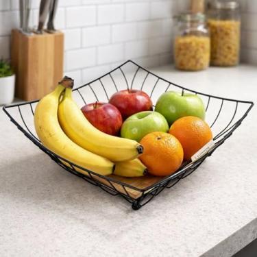 Imagem de Fruteira Quadrada Aramada Centro Mesa Cozinha Organizador Cesto Frutas Legumes Pães Aço Preto Base Madeira Natural Design Moderno Industrial Luxo.